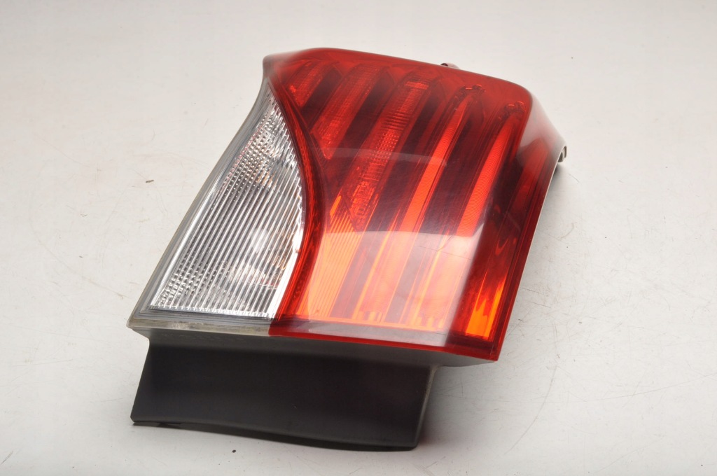 Toyota avensis t27 рестайлинг  фонарь  левая задняя левый задний  led седан с Разборки