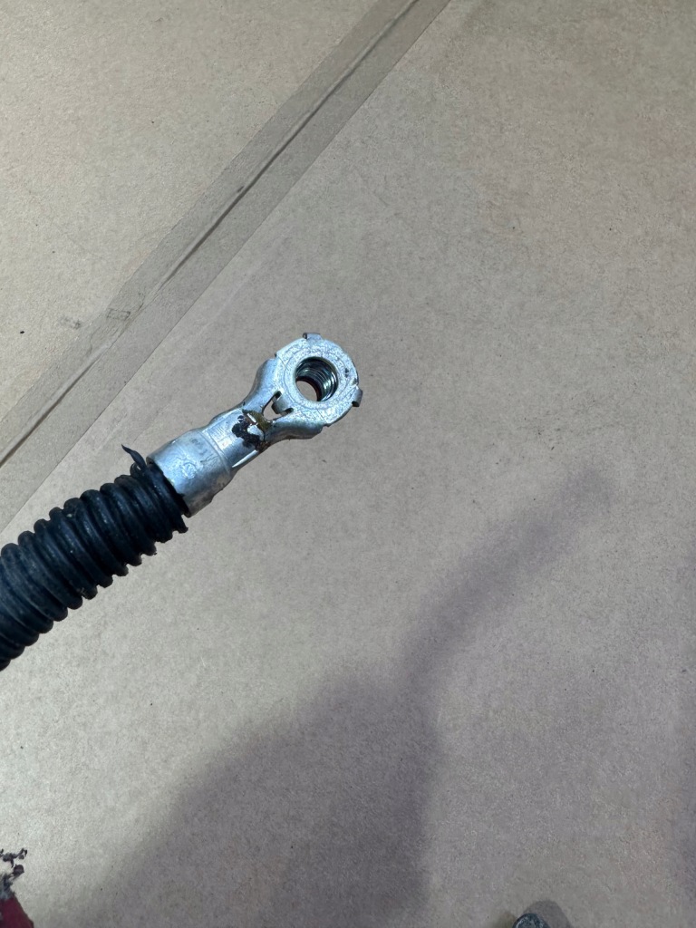 Кабель аккумулятор, шланг mercedes sl r230, w230 Оригинал