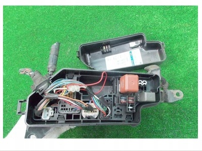 фото №1, Toyota hiace iv 2.4d 00r - коробка предохранителей