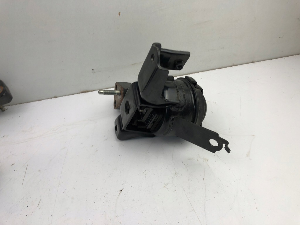 фото №7, Toyota yaris iii 1.5 hybrid кронштейн подушка двигуна