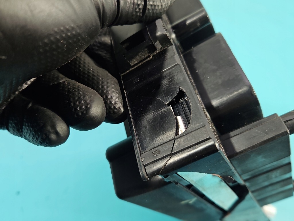 Коробка предохранителей opel astra iii h 13268301 Киев