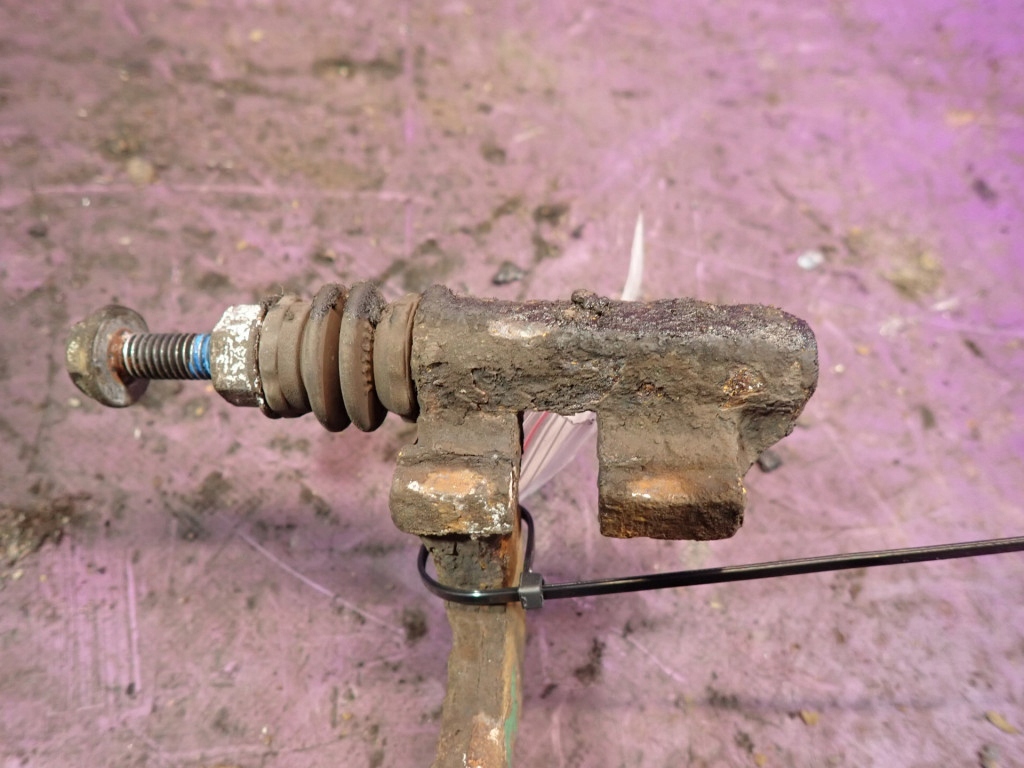 Vw passat b5 універсал 00-05 скоба супорт гальмівний ліва задній в Україні