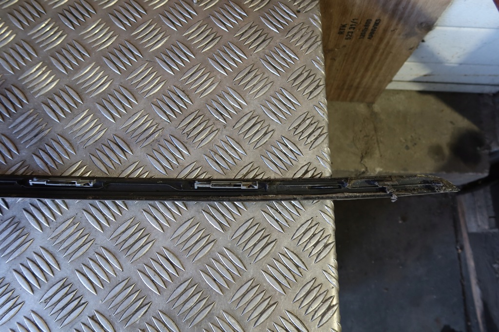 фото №9, Молдинг стекло лобовое левая peugeot 3008 9682757980