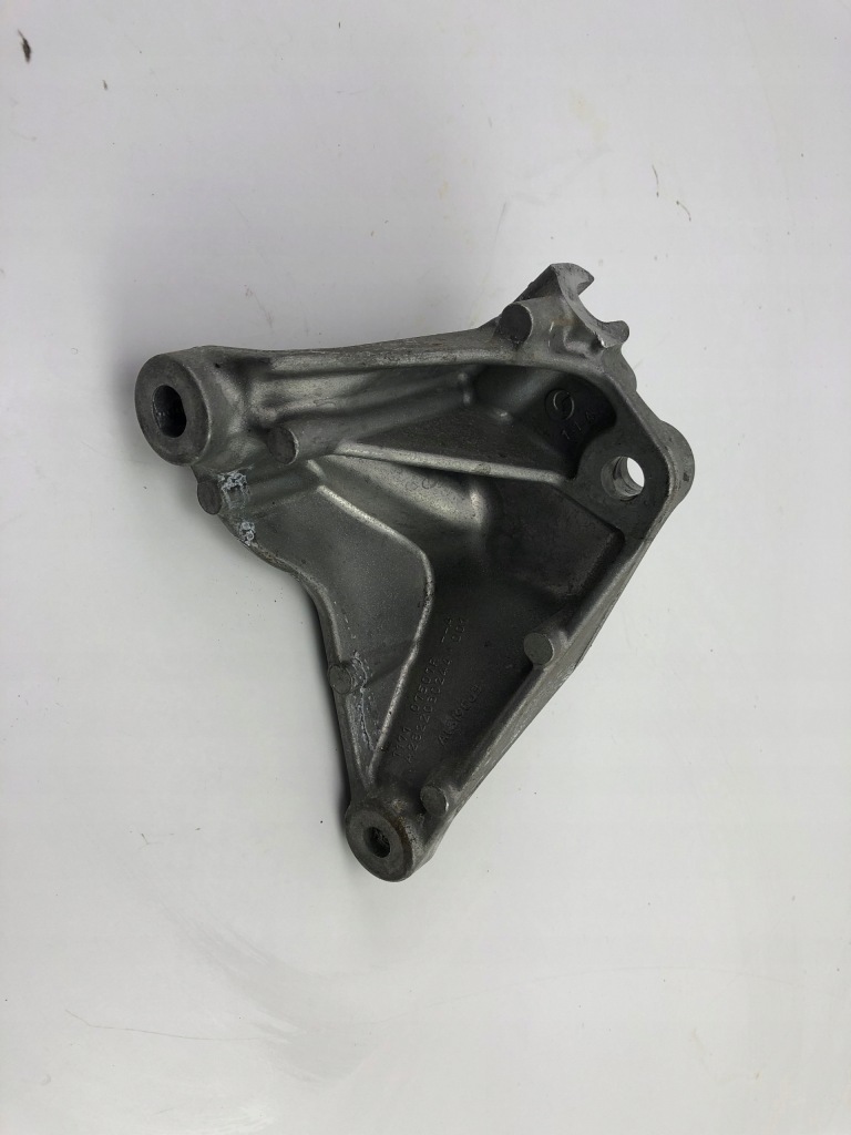 Купить Renault кронштейн кронштейн генератора 117107507r