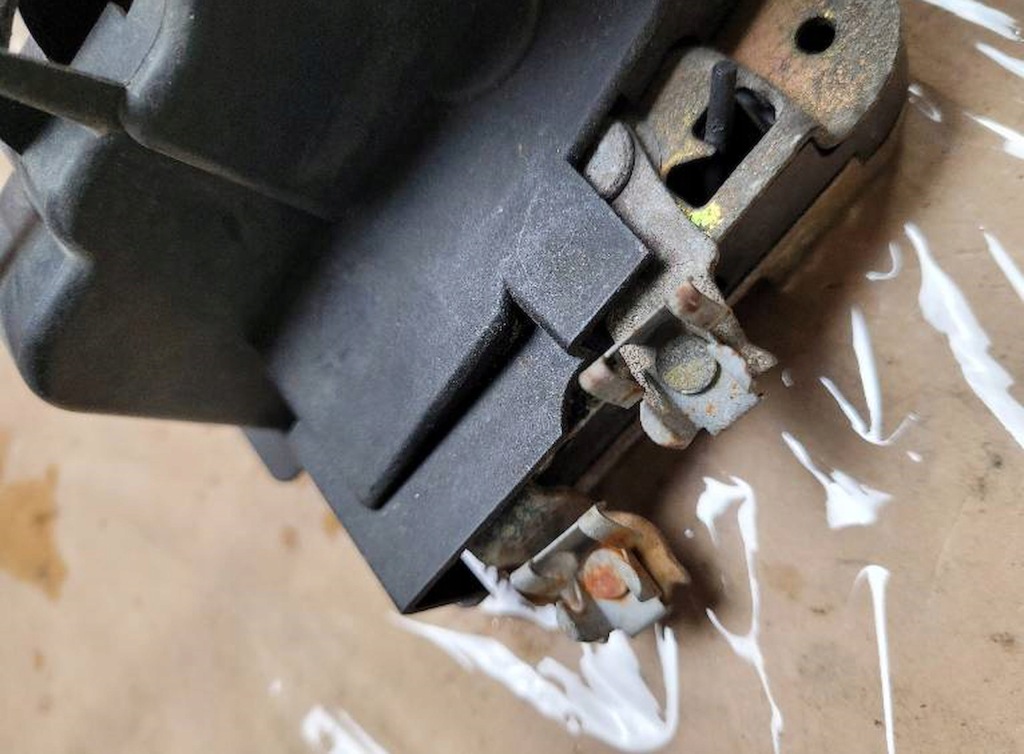 Замок правая  перед дверь volvo v40 Доставка