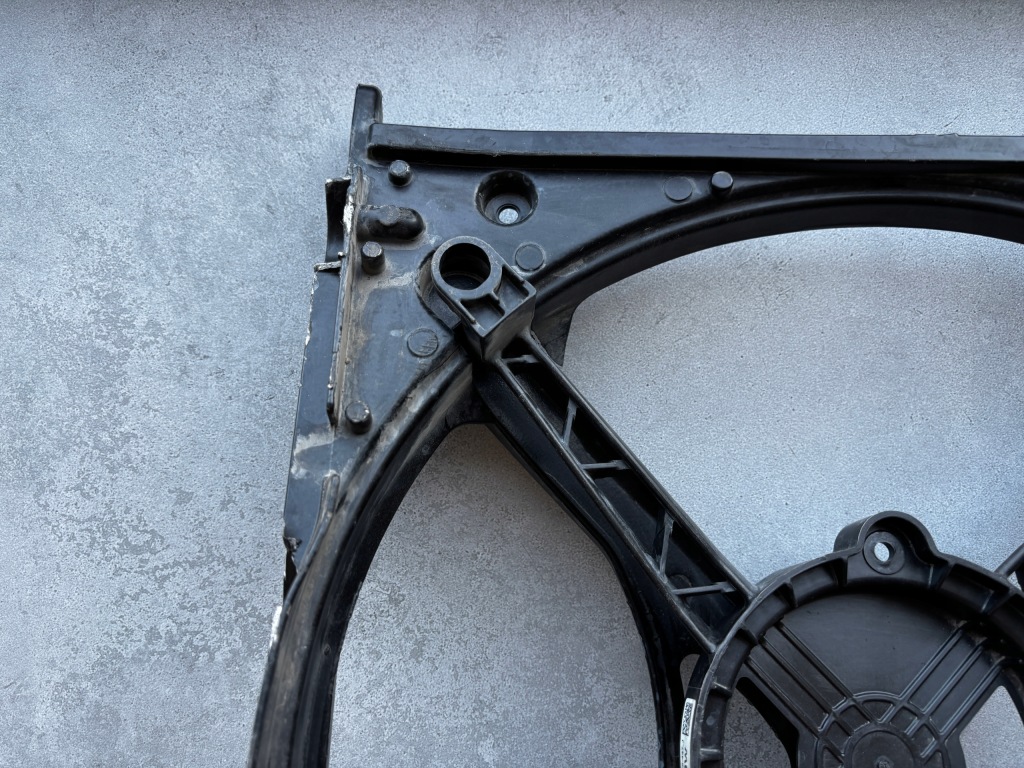 Кронштейн кронштейн правой радиатора/ вентилятора porsche 911 992 992121384b с Разборки