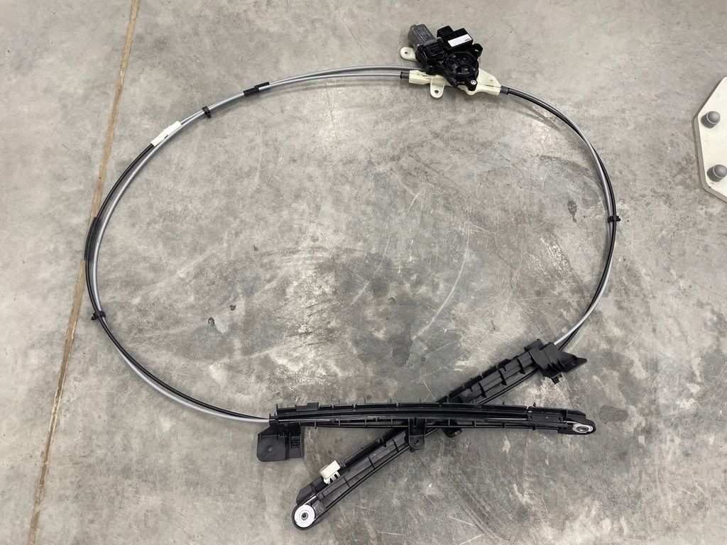 фото №1, Механизм шторка багажника a6 c8 оригинал