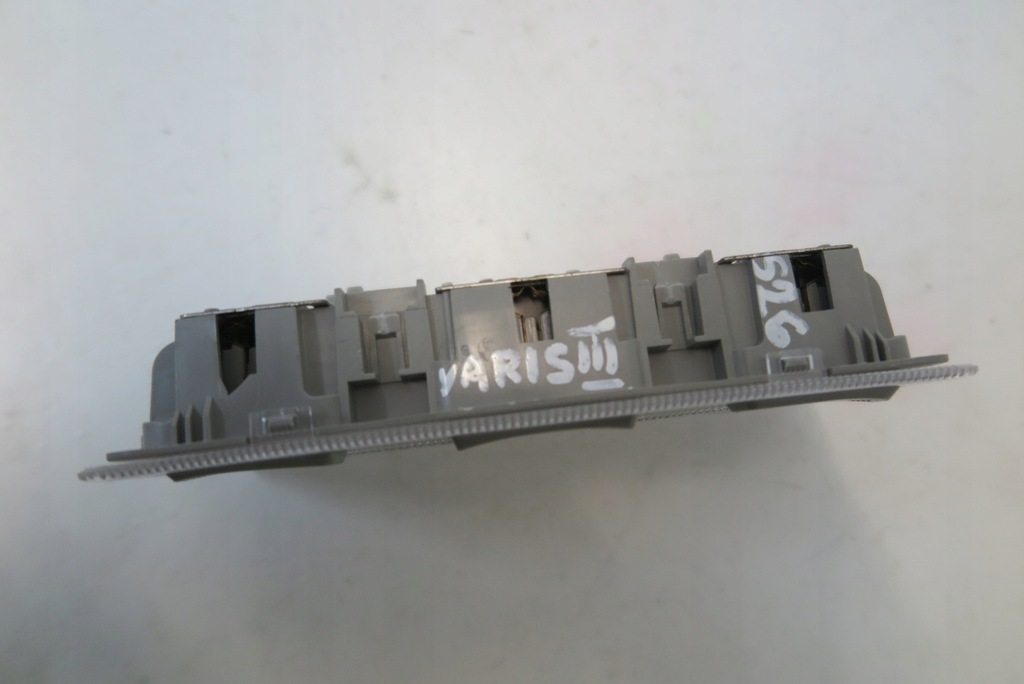 фото №3, Лампа освітлення салону перед toyota yaris 3 iii