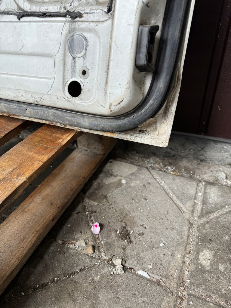 фото №11, Крышка багажника задняя задняя mitsubishi pajero i 1 82-90r.