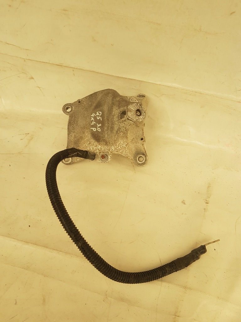 Купити Audi q5 3.0 17- накладка стартер кронштейн правий америка