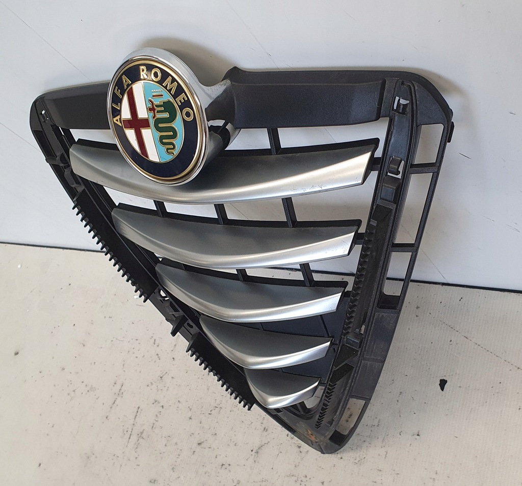 фото №3, Alfa romeo giulietta lift 13-решётка радиатора решётка радиатора оригинал