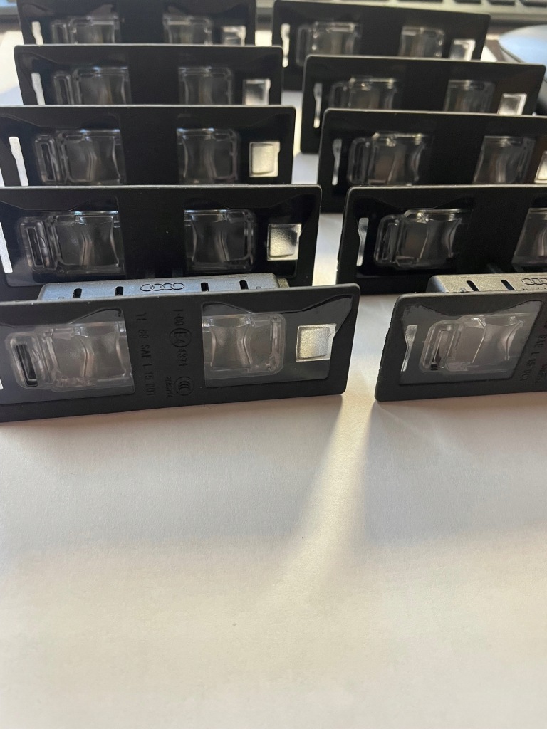 фото №1, Audi лампа підсвітка номерного знака 8w6943021 оригінал