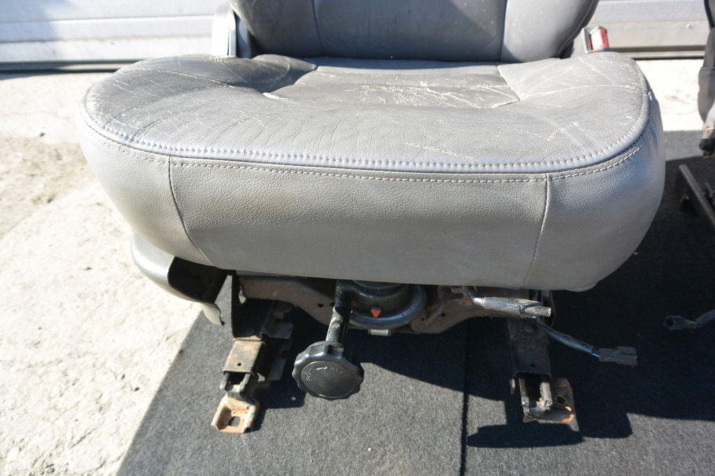 фото №9, Сиденье правый левый кожа пневматический подлокотник mitsubishi pajero ii kpl