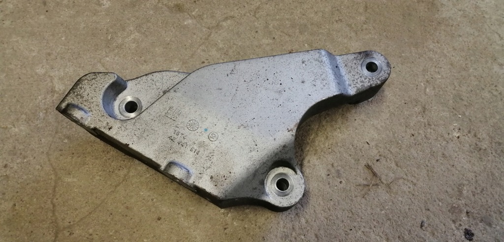 фото №1, Opel karl кронштейн двигуна 42441514