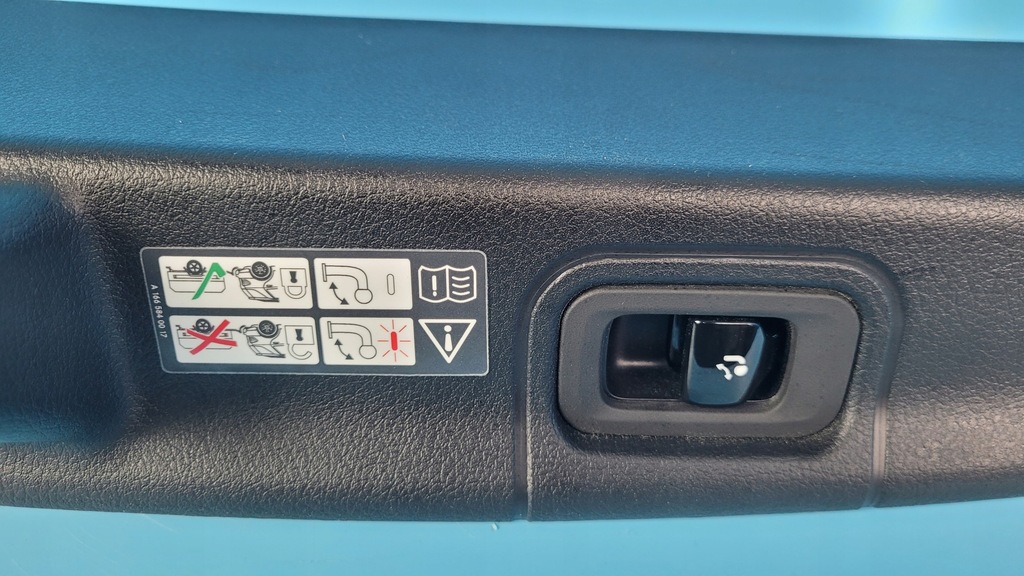 фото №10, Mercedes w206 c200 23r молдинг кришки багажника a2067501800