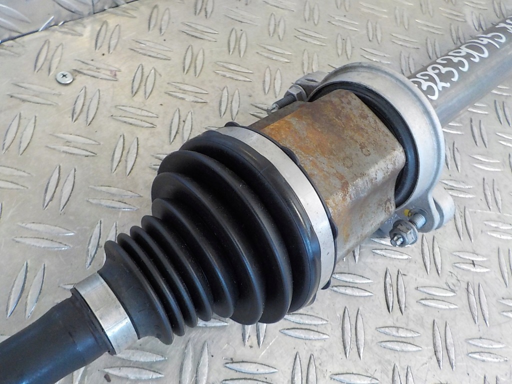 Volvo xc40 2 1.5 приводной вал правый  перед 32339045 в Украине