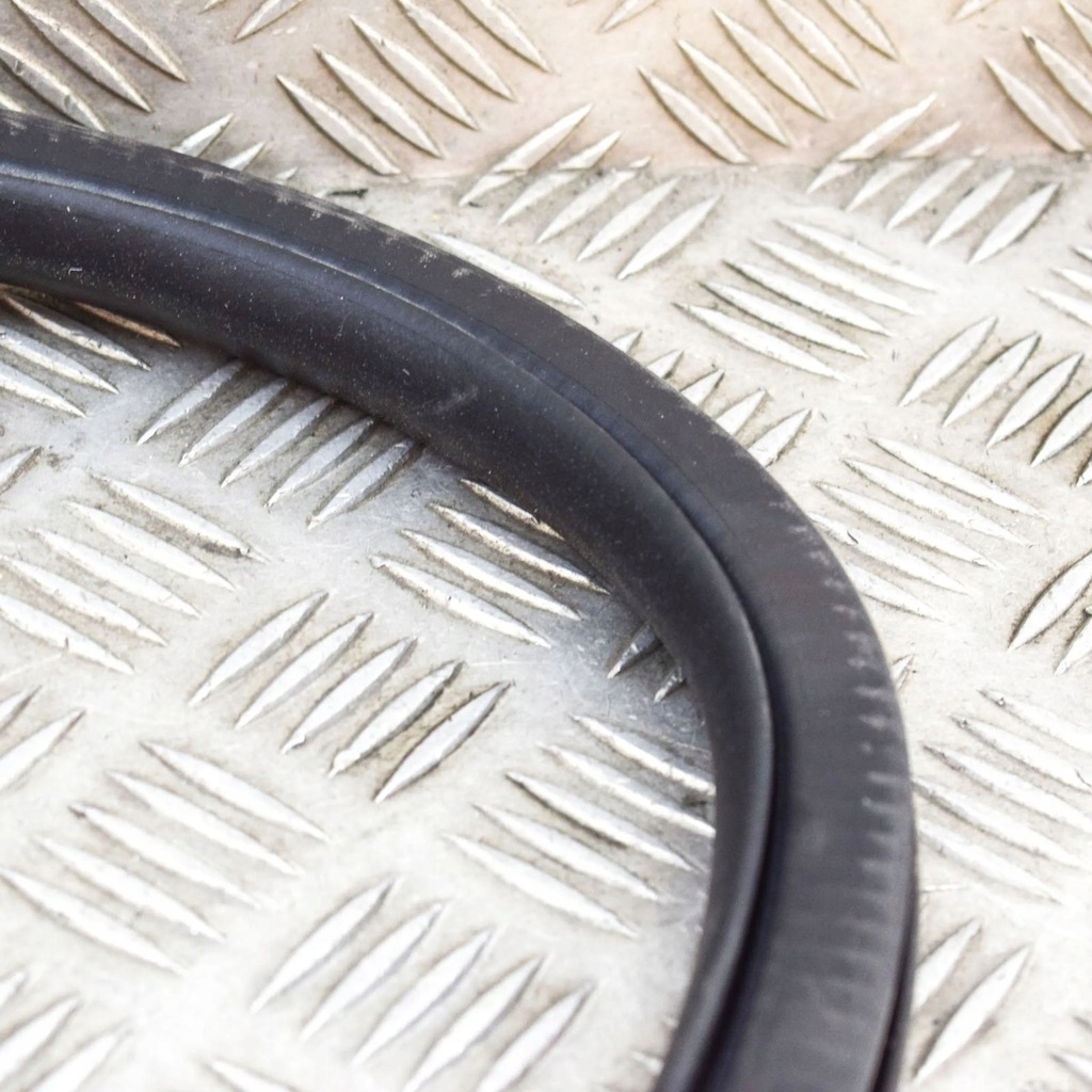 фото №6, Ford mustang mach-e 2022 ліва сторона гумовий прокладка двері задніх