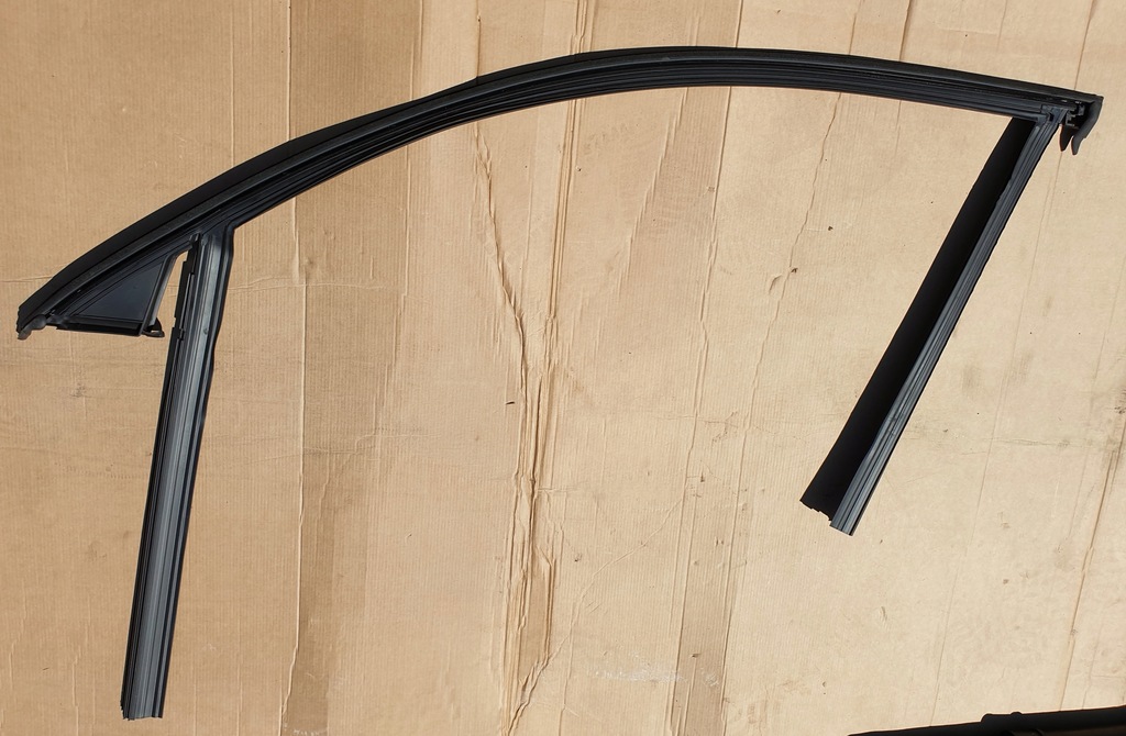 фото №7, Прокладка рамка направляющая стекло дверь правый перед volvo xc40 оригинальный номер