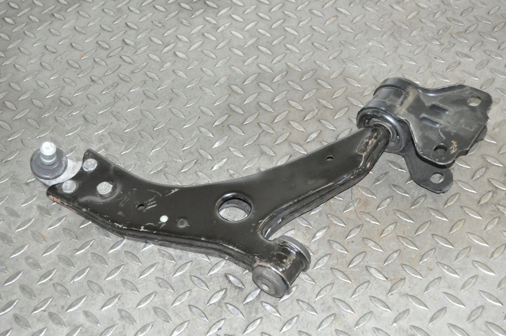 фото №1, Volvo v40 2015 правая сторона нижний рычаг передний