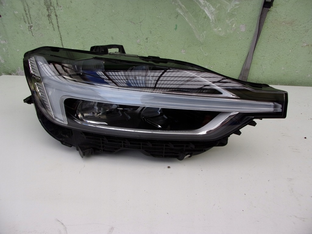 Купить Фара правый  volvo xc60 31420418