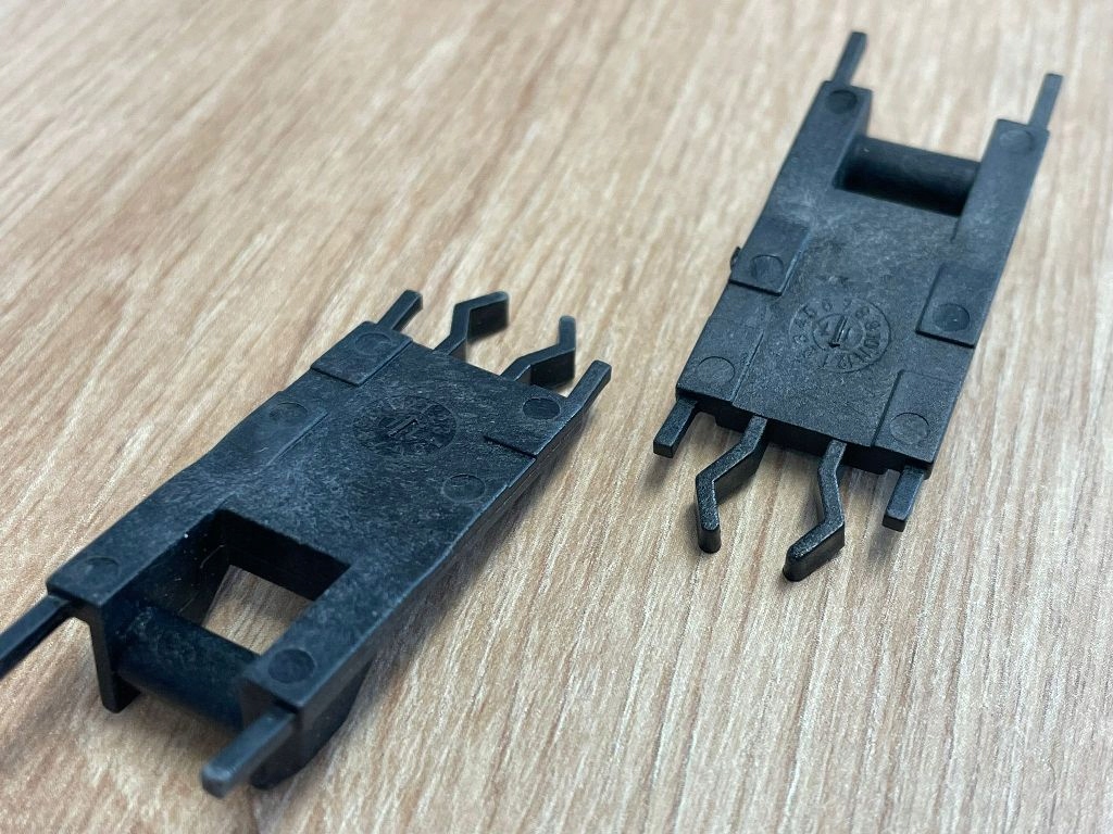 Крепления клипсы левый правый панорамы 18069j do 3 e39 e46 x5 e53 1995-2008 с Разборки