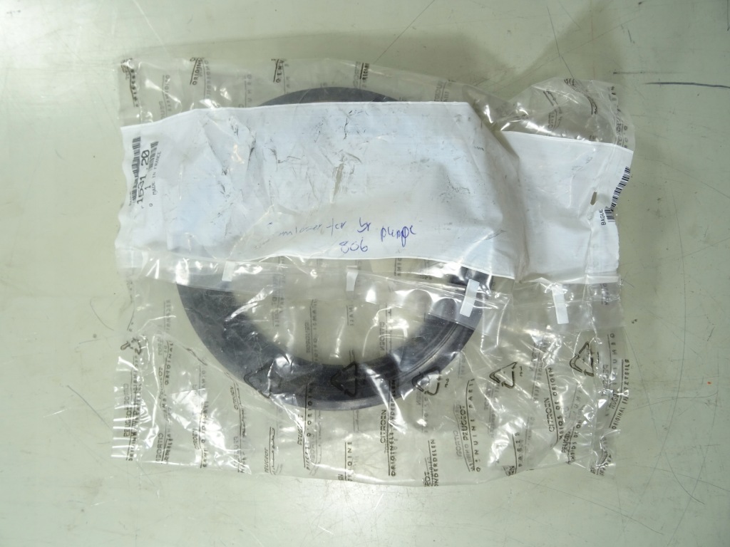 Гайка крышка насоса топлива peugeot 1531.20 oem с Разборки