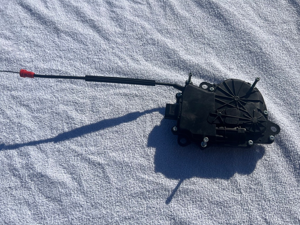 фото №1, Замок доводчик крышки багажника maserati levante