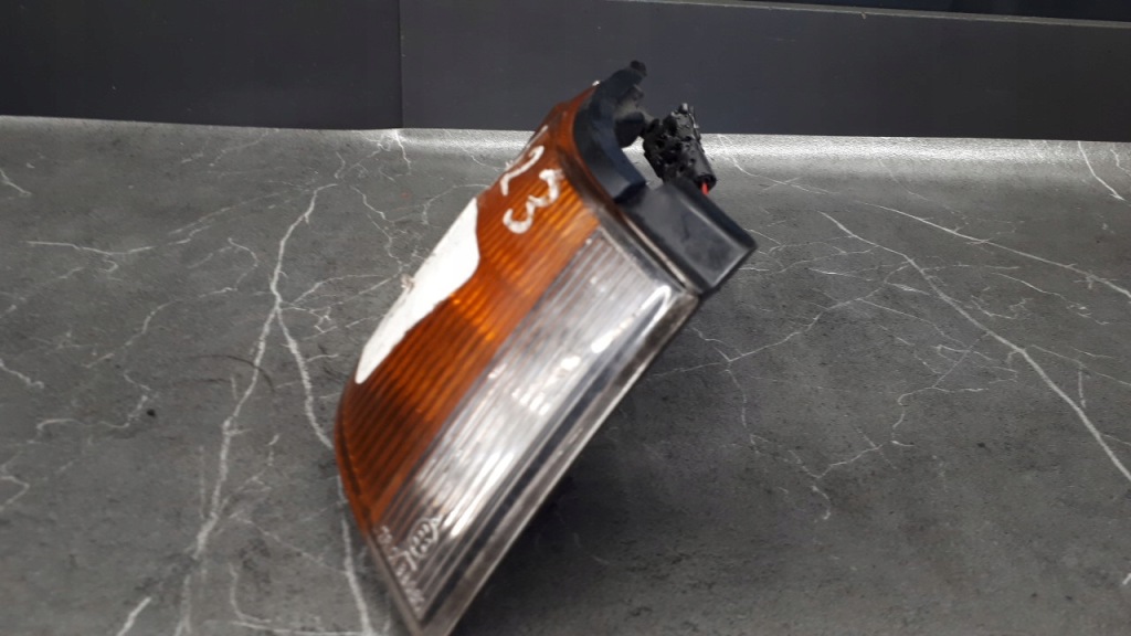 210-61301 поворотник правый mazda 323 Оригинал