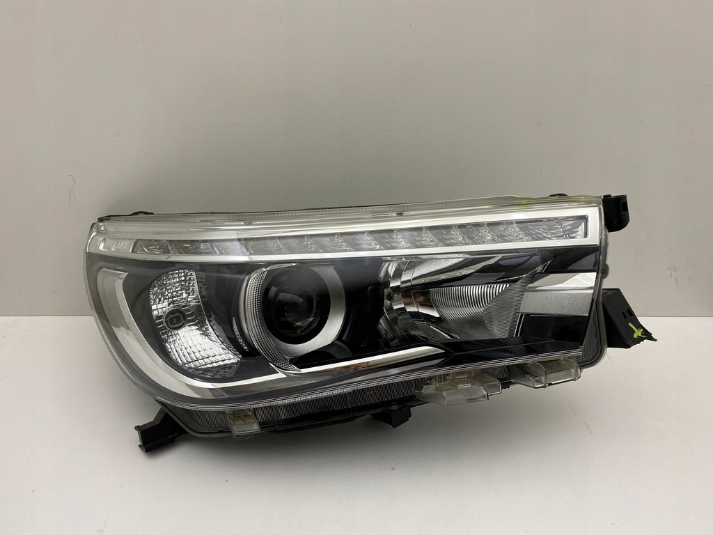 фото №1, Toyota hilux viii 8 права лампа перед led 15-