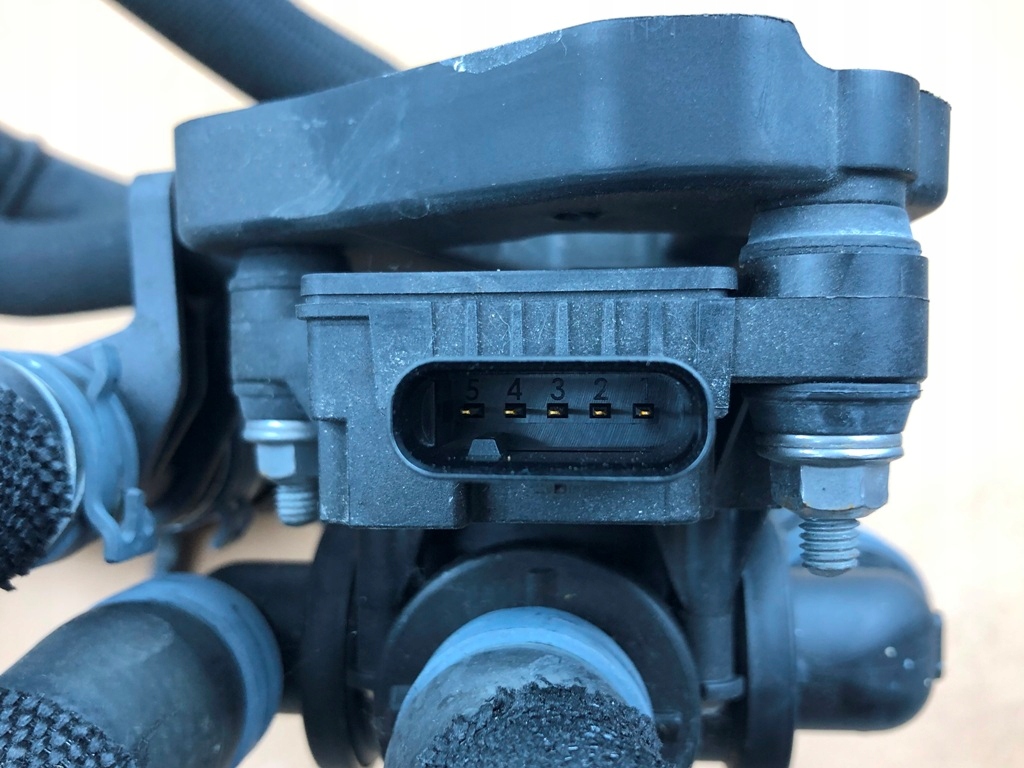 Електроклапан магістраль водяна шланги дроти радіатора audi e-tron 20- Недорого