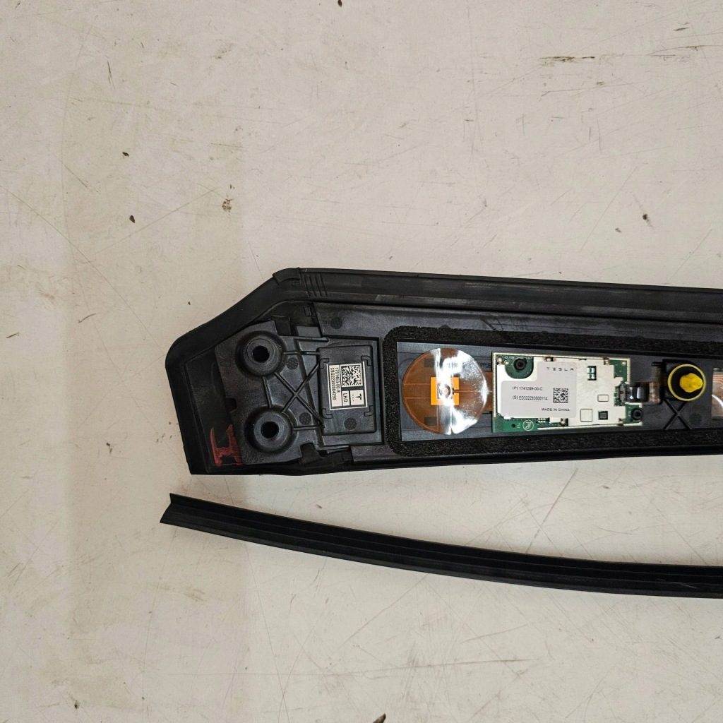 фото №9, Молдинг защита стойка камера правая tesla x plaid 2022r 1751463-00-b