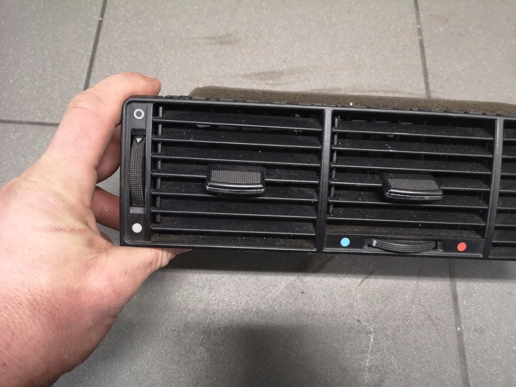 фото №5, Решётка обдув средняя audi a8 d2 4d0820951