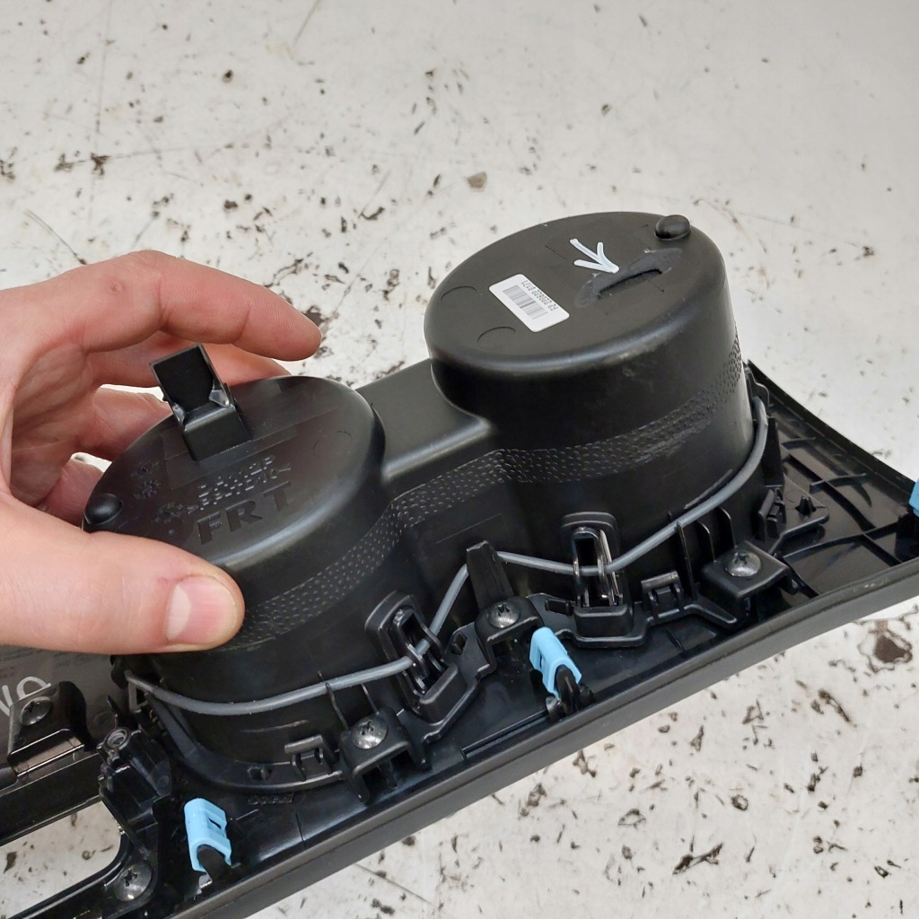 Renault arkana рамка середня кронштейн на чашки 2207192074 Ціна