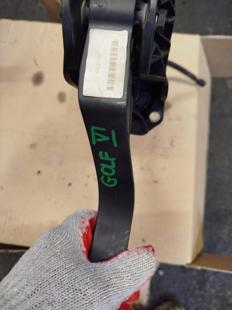 Педаль зчеплення vw golf vi 1k1721059er в Україні