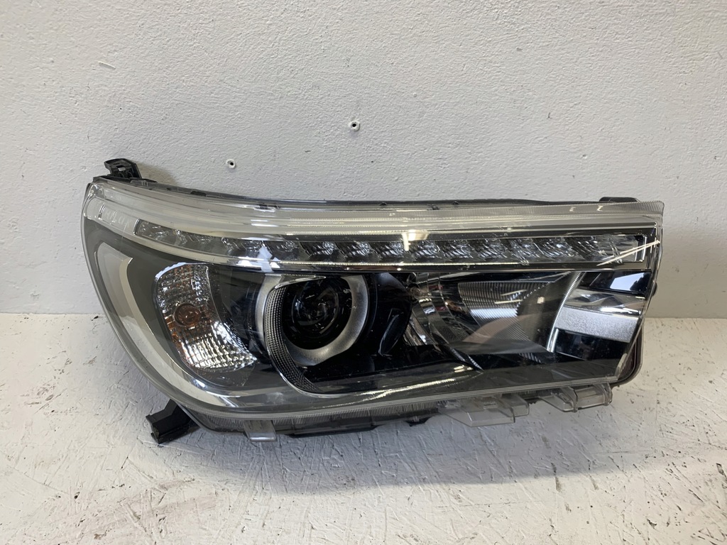 фото №1, Правая лампа перед toyota hilux 8 viii led