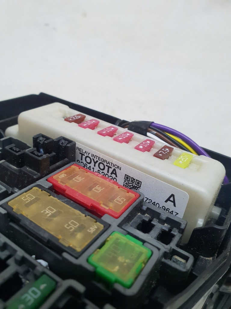 Toyota yaris iii 11-17 корпус коробка запобіжників v4 перед 82662-0d710 Доставка