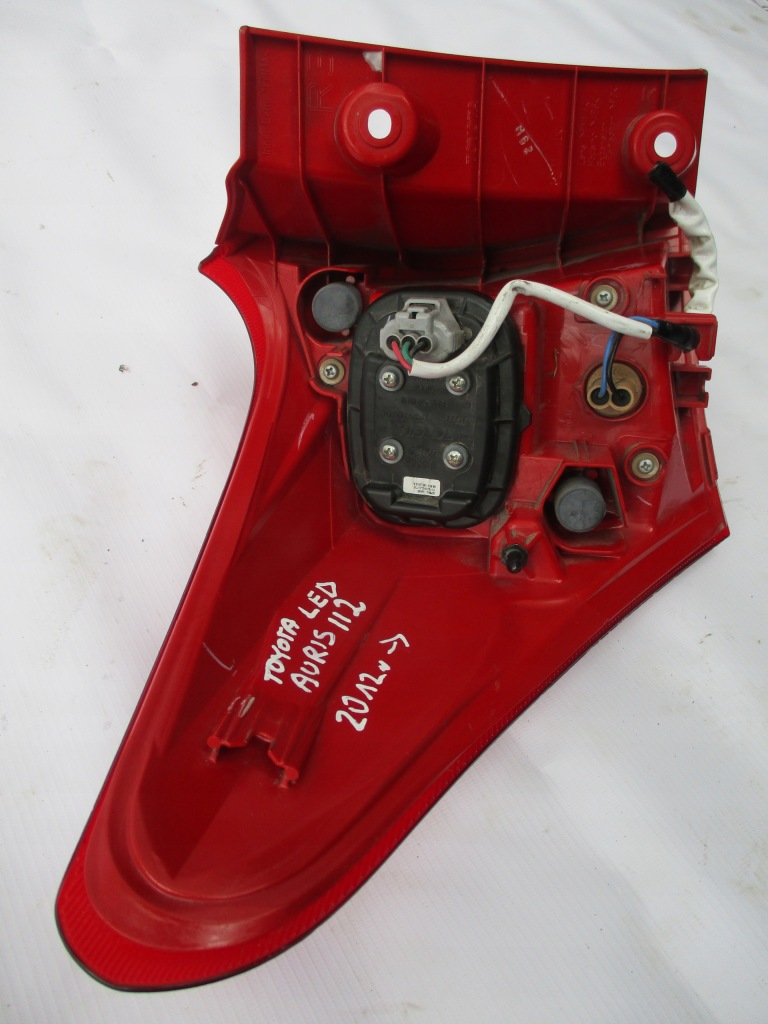 Фара правий задній задня toyota auris 2 хетчбек 12r- led Зі Шроту