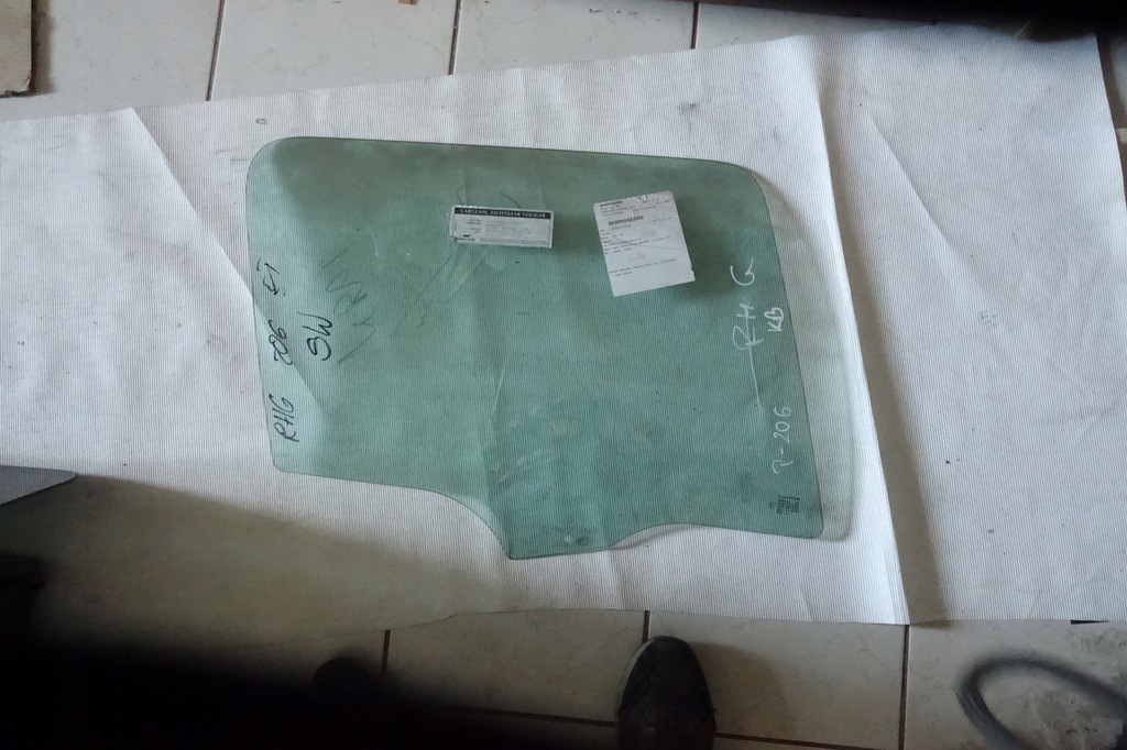 фото №1, Стекло правая peugeot 206 kombi