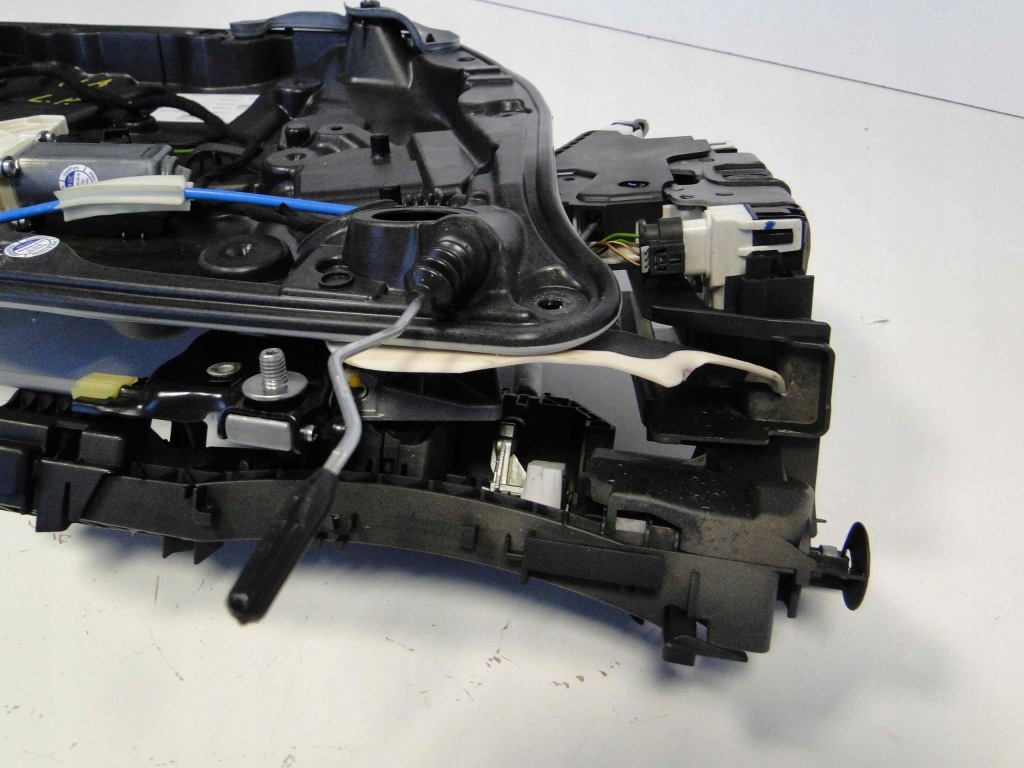 фото №6, Mercedes cla 117 вкладиш двері ліва передні замок