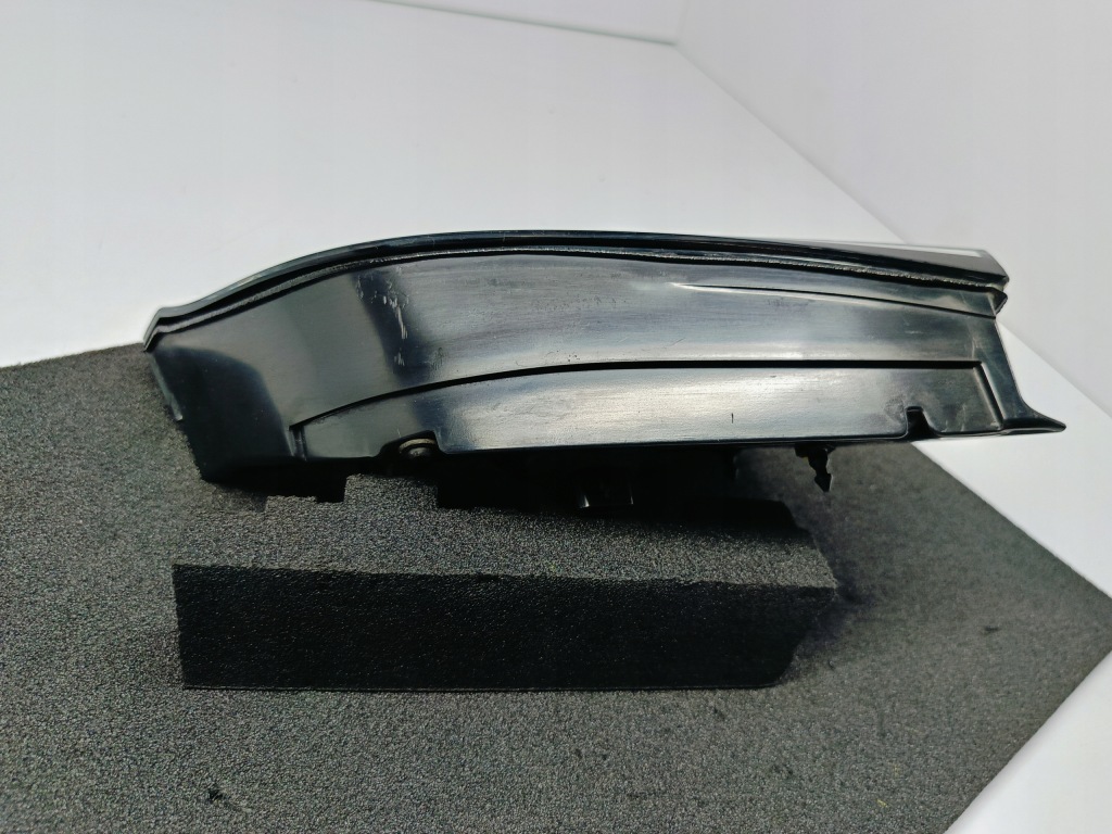 Tesla model y 20- 3 рестайлінг  22-фара кришки багажника ліва задній led 1077403-00-c Доставка