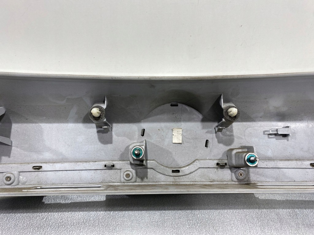 2014 opel mokka молдинг освещение номерного знака 95093299 Доставка