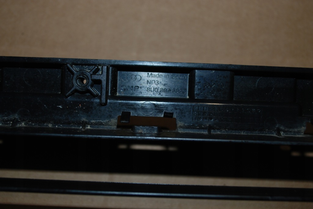 Audi q3 sq3 lift 8u0 решітка бампера перед середня 8u0807683c Оригінал