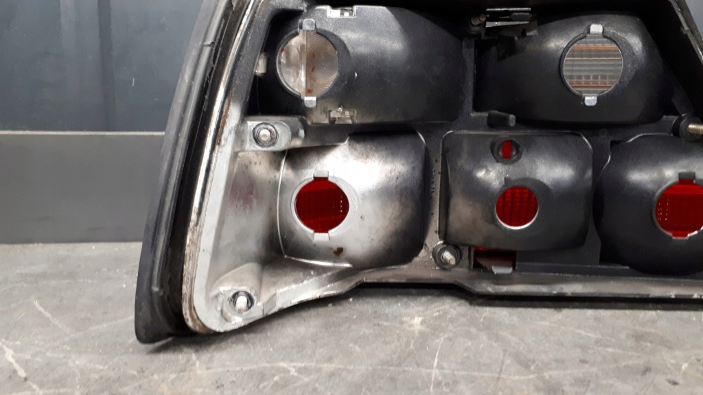 Лампа правый задний  mercedes w124 sedan Доставка