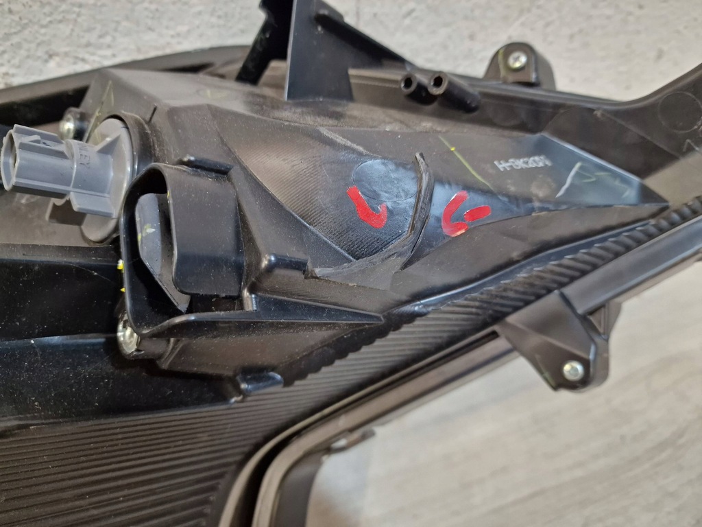 фото №13, Mitsubishi space star фара левый лампа левая 8301d445