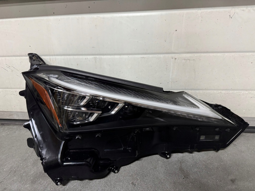 Купити Lexus ux full led права лампа