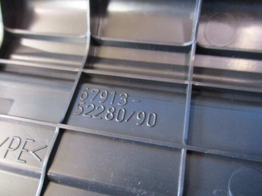 Молдинг накладка поріг правий перед lexus lbx 24- 67913-52280 Оригінал