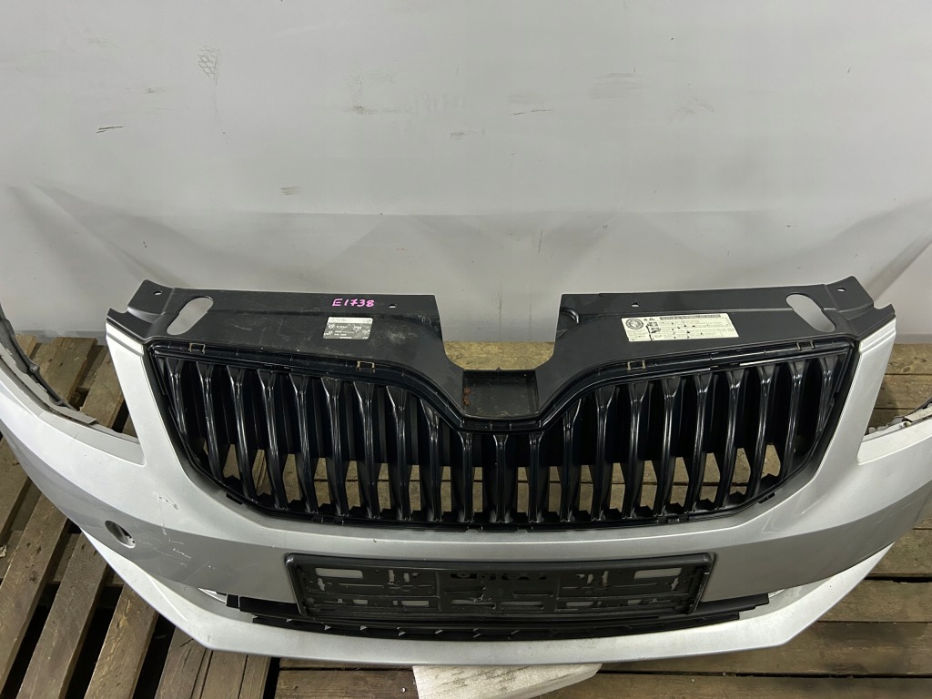 Бампер перед передний skoda octavia iii 5e0 bez отверстий + решётка радиатора Недорого