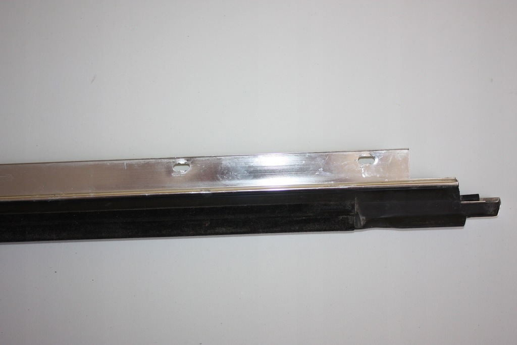 фото №8, Audi a6 c4 молдинг уплотнитель стекло дверь хром