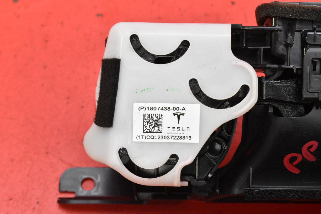 Решётка обдув правая 2735023x tesla model y 20- Оригинал