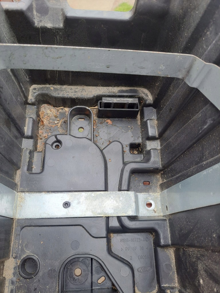 Купить Ford fiesta mk8 2018-2021 основание аккумулятор